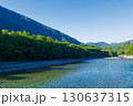 透明な水が流れる上高地 梓川の爽やかな風景 130637315