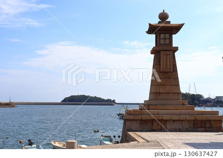 鞆の浦 海と常夜灯の風景（広島県福山市） 130637427