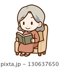 読書を楽しむシニア女性 130637650