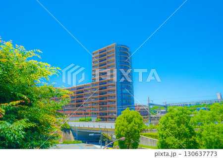 初夏の多摩センターの街並み 130637773