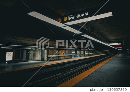 地下鉄ホームの静寂 130637830