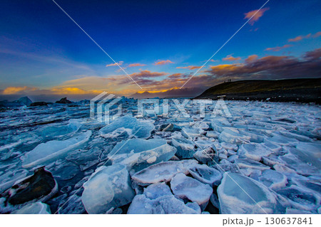 氷原と夕空のコントラスト 130637841