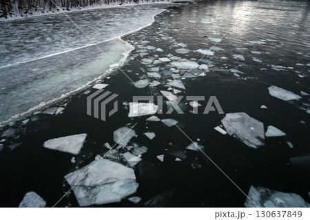 流氷の広がる水面 流氷の広がる水面 130637849