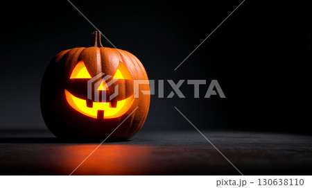 黒背景に光るジャックオーランタン（シンプルなハロウィン背景） 130638110