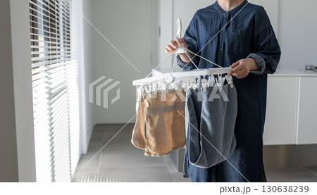 女性の自宅でのスローライフ 女性の自宅でのスローライフ 130638239