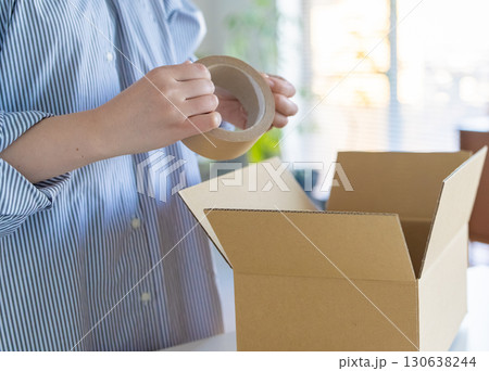 段ボール箱と女性 段ボール箱と女性 130638244