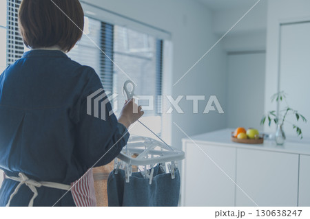 洗濯物と女性のライフスタイル 洗濯物と女性のライフスタイル 130638247
