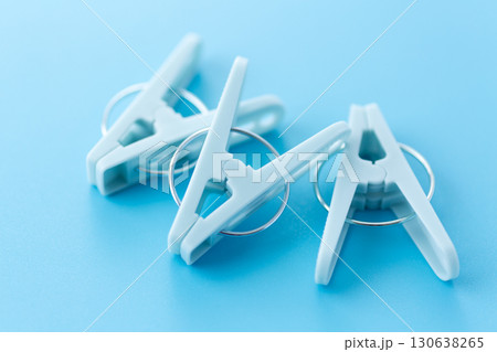 青い洗濯バサミ 130638265