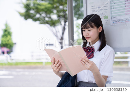 バス停で勉強する高校生 バス停で勉強する高校生 130638389