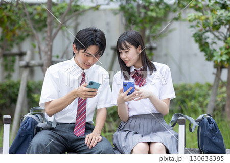 スマホを見る高校生 130638395