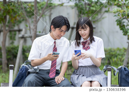 スマホを見る高校生 130638396