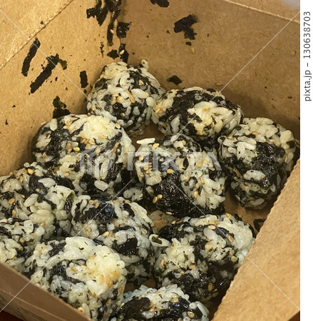 Jumeok-bap(fist rice) or rice ball is a lump of cooked rice made into a round loaf the shape of a fist. often eaten as a light meal, between-meal snack, street food, or an accompaniment to spicy food 130638703