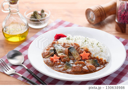 鯖ジャーキーを使った家庭風カレーライス　星型にんじんと福神漬けを添えた和洋折衷のアレンジレシピ 130638986