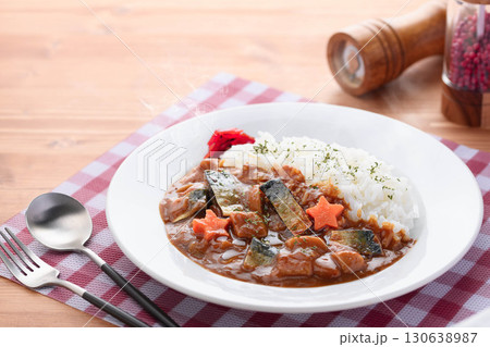 鯖ジャーキーを使った家庭風カレーライス 星型にんじんと福神漬けを添えた和洋折衷のアレンジレシピ 鯖ジャーキーを使った家庭風カレーライス 星型にんじんと福神漬けを添えた和洋折衷のアレンジレシピ 130638987