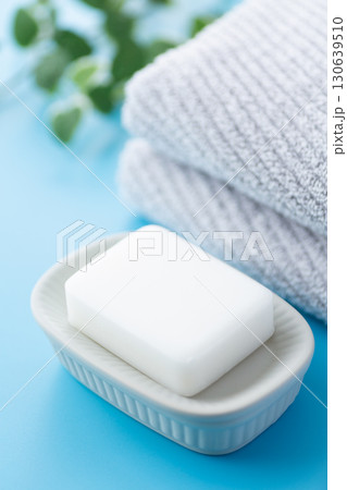 石鹸とタオル 130639510