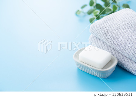 石鹸とタオル 130639511