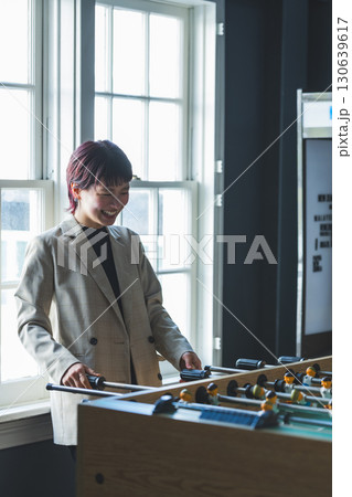 卓上サッカーゲームのある部屋にいる女性 卓上サッカーゲームのある部屋にいる女性 130639617