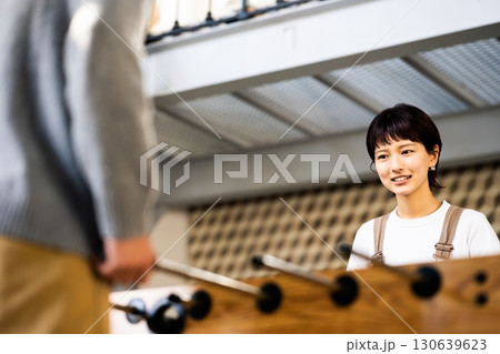 卓上サッカーゲームのある部屋にいる女性 卓上サッカーゲームのある部屋にいる女性 130639623