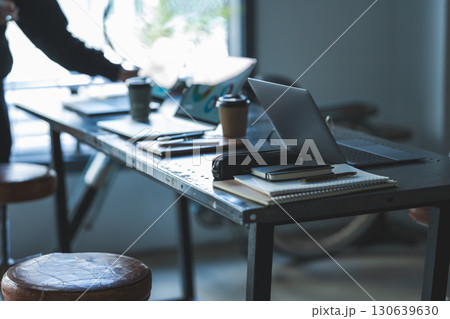 煩雑なデスク 130639630