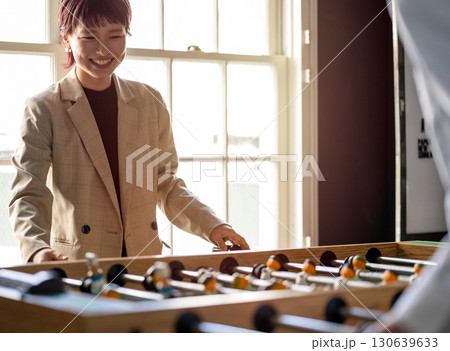 卓上サッカーゲームのある部屋にいる女性 130639633