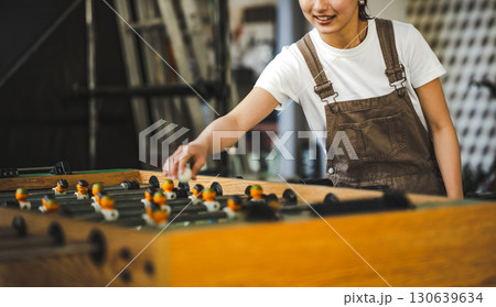 卓上サッカーゲームのある部屋にいる女性 卓上サッカーゲームのある部屋にいる女性 130639634