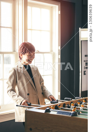 卓上サッカーゲームのある部屋にいる女性 130639639