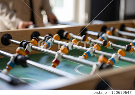 卓上サッカーゲームのある部屋にいる女性 130639647