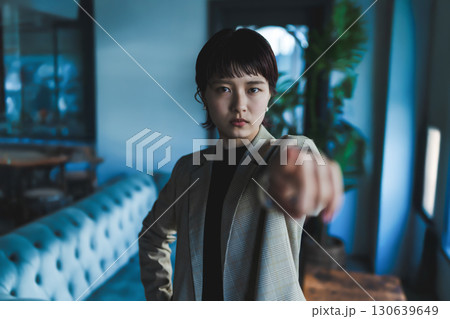 指す女性 130639649