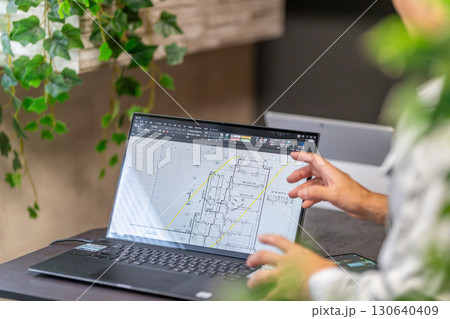 工事工程表を説明する男性主任技術者　ネットワーク工程表　工事監理　作業服 130640409