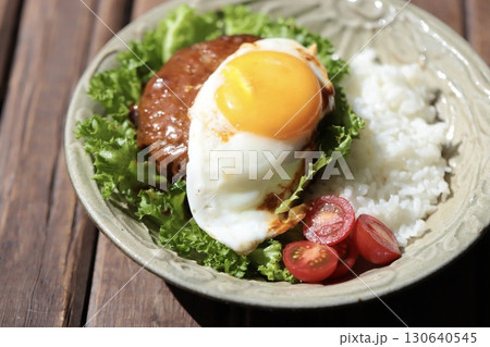 やちむんに盛り付けたロコモコ やちむんに盛り付けたロコモコ 130640545