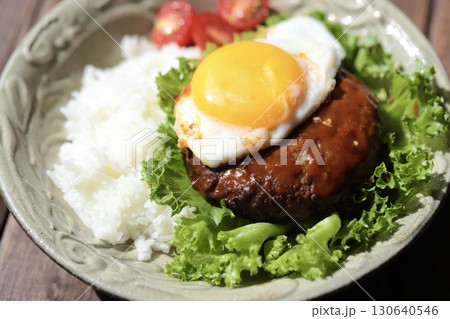 やちむんに盛り付けたロコモコ 130640546