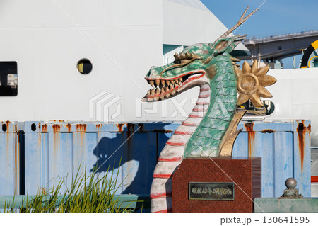 港にかかる泊港橋を守る龍のオブジェ。沖縄県那覇市那覇泊港-2025/6/26 130641595