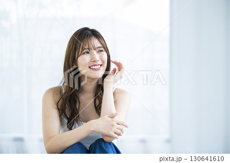 若い女性 ビューティー スキンケア 笑顔 若い女性 ビューティー スキンケア 笑顔 130641610