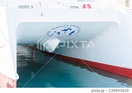 慶良間諸島の座間味島等へゆく高速ジェットフェリー。 クイーンざまみ3号。 奥には泊大橋が見える。 130641620