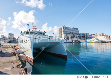 慶良間諸島の座間味島等へゆく高速ジェットフェリー。 クイーンざまみ3号。 奥には泊大橋が見える。 130641621