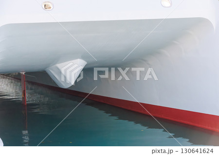 慶良間諸島の座間味島等へゆく高速ジェットフェリー。 クイーンざまみ3号。 奥には泊大橋が見える。 慶良間諸島の座間味島等へゆく高速ジェットフェリー。 クイーンざまみ3号。 奥には泊大橋が見える。 130641624