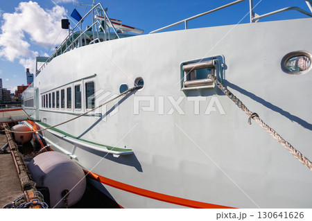 慶良間諸島の座間味島等へゆく高速ジェットフェリー。 クイーンざまみ3号。 奥には泊大橋が見える。 慶良間諸島の座間味島等へゆく高速ジェットフェリー。 クイーンざまみ3号。 奥には泊大橋が見える。 130641626