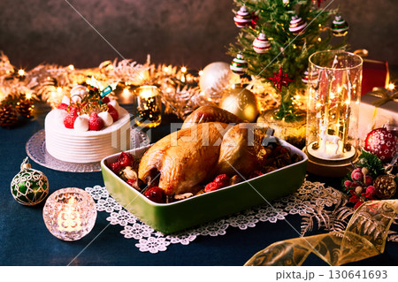 クリスマスディナー ローストチキンと苺ケーキの食卓 130641693