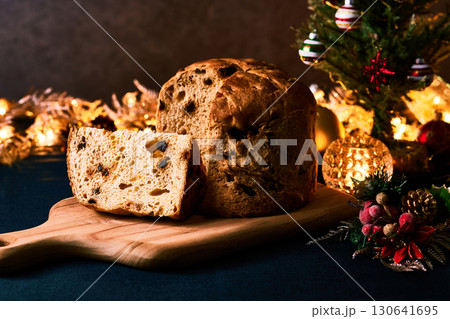 クリスマス パネトーネとイルミネーションの食卓 クリスマス パネトーネとイルミネーションの食卓 130641695