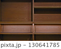 ライトアップされた空の本棚 130641785
