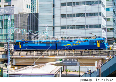 日本の横浜都市景観 桜木町駅を通過するJR貨物EH200形電気機関車ECO-POWERブルーサンダー 130641932