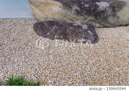 沓脱石と周りの砂利 130642044