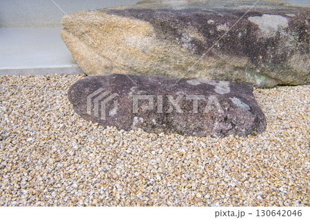 沓脱石と周りの砂利 130642046