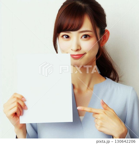 白い紙を指さしている若い女性 130642206
