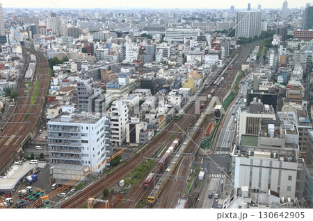 新宿区内を行く貨物列車と西武新宿線旧2000系電車 130642905