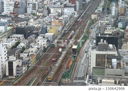 新宿区内を行く貨物列車と西武新宿線旧2000系電車 130642906