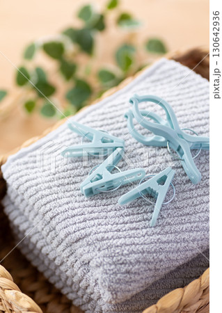 タオルと洗濯ばさみ 130642936