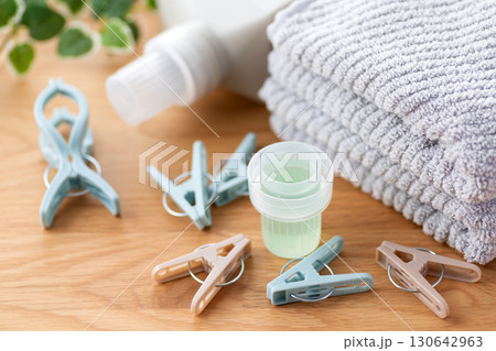 タオルと洗濯ばさみと洗剤 130642963