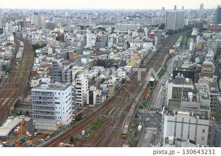 新宿区内を行く西武新宿線新2000系電車 新宿区内を行く西武新宿線新2000系電車 130643231