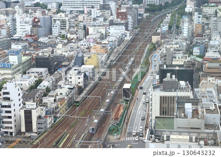山手線と並走する西武新宿線6000系電車 130643232